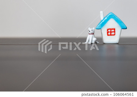 小玻璃屋和狗雕像 小玻璃屋和狗雕像 106064561