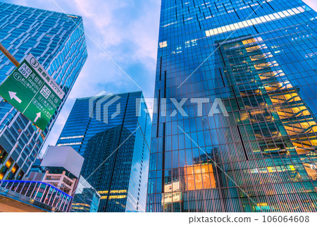 日本東京城市景觀大都會高速公路入口標誌和 Sakuragaoka 重建。反射周圍的建築物以創建新的城市景觀 106064608