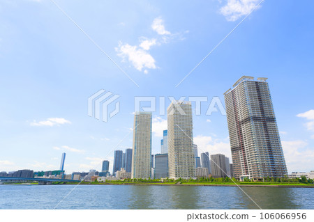 [Tokyo] Tower apartment in August, blue sky and Harumi 106066956