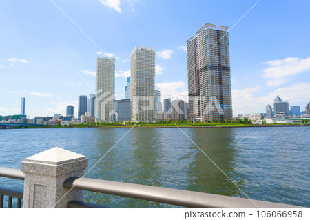 [Tokyo] Tower apartment in August, blue sky and Harumi 106066958