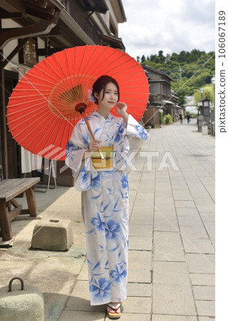 小江戶佐原的街景和穿著浴衣打著日本傘的女人 106067189