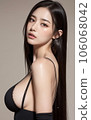 穿著黑色吊帶背心的女模特 106068042