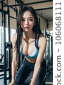 年輕女子在健身房伸展雙臂 106068111