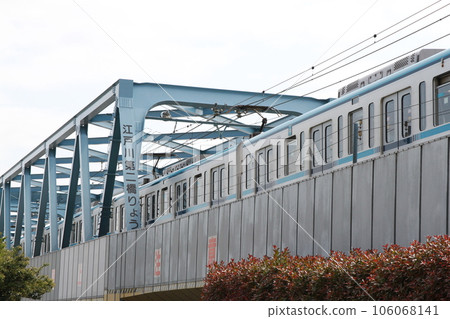 東西線列車在千葉縣市川市江戶川洩洪道上的江戶川二橋上運行 東西線列車在千葉縣市川市江戶川洩洪道上的江戶川二橋上運行 106068141