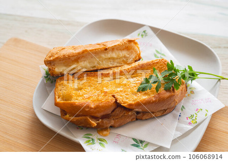 hot sandwich with french bread 106068914