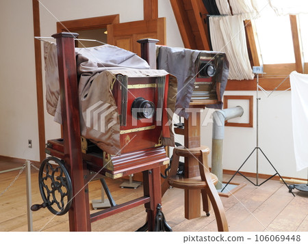 Old large-format bellows camera 106069448