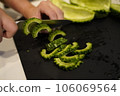 女人的手切苦瓜 106069564