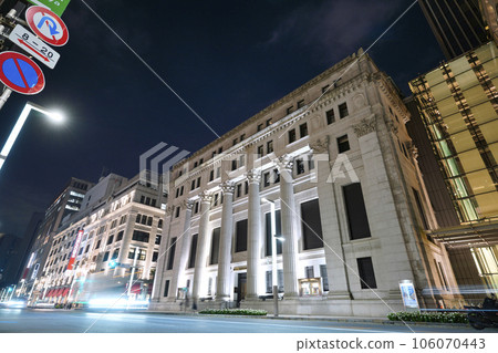 東京城市景觀在日本日本橋,東京。三井住友信託銀行與室町二丁目十字路口景觀 東京城市景觀在日本日本橋,東京。三井住友信託銀行與室町二丁目十字路口景觀 106070443