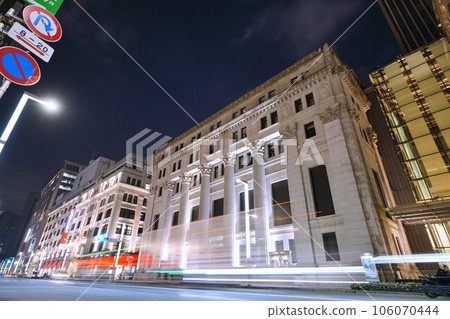 東京城市景觀在日本日本橋,東京。三井住友信託銀行與室町二丁目十字路口景觀 東京城市景觀在日本日本橋,東京。三井住友信託銀行與室町二丁目十字路口景觀 106070444