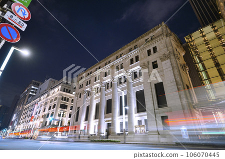 東京城市景觀在日本日本橋,東京。三井住友信託銀行與室町二丁目十字路口景觀 東京城市景觀在日本日本橋,東京。三井住友信託銀行與室町二丁目十字路口景觀 106070445