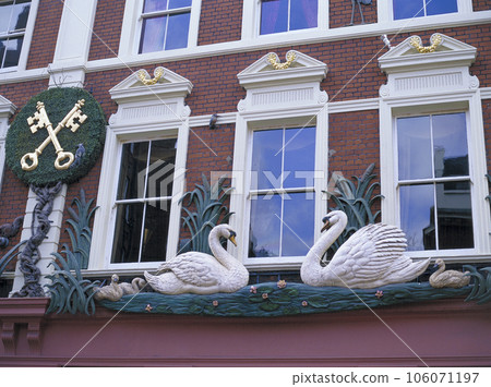 Decoration of facing swan and crossed key on the building 106071197