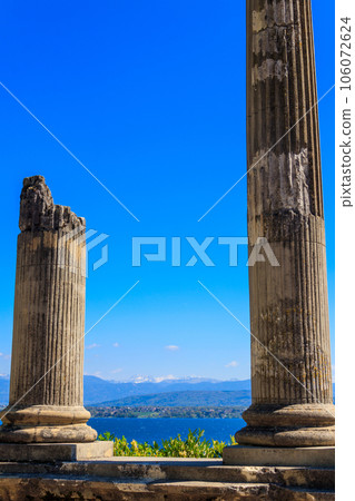Ruins of ancient roman columns in Nyon, Switzerland 106072624
