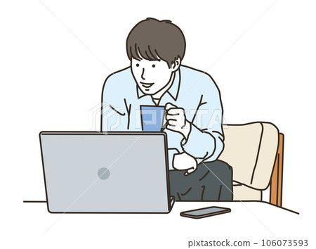 穿著便衣操作電腦的微笑年輕人 106073593