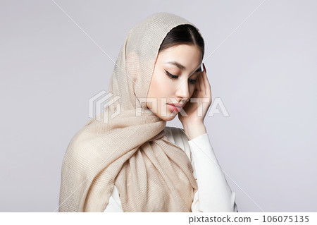 beautiful islamic young woman with Make-up. beauty girl in hijab 106075135