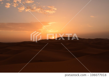 在撒哈拉沙漠的日出 在撒哈拉沙漠的日出 106077018