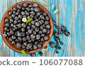 Fresh blueberries in a brown plate 106077088