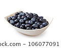 Fresh blueberries in a white plate 106077091