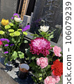 盂蘭盆節掃墓時敬花供佛 106079239