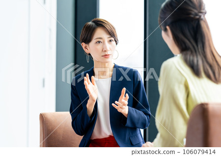 女商人向中年婦女解釋 106079414