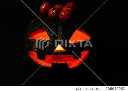 南瓜燈在黑暗中發光 南瓜燈在黑暗中發光 106080062