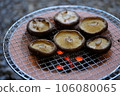 在木炭烤架上烤香菇 106080065