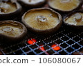 在木炭烤架上烤香菇 106080067