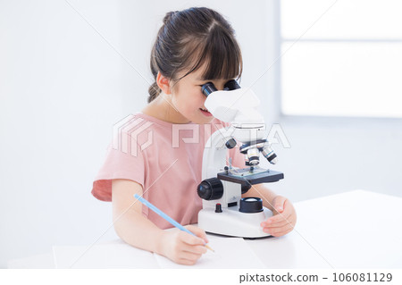 調查顯微鏡的小學女孩 調查顯微鏡的小學女孩 106081129