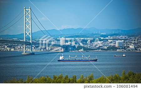 從神戶淡路鳴門高速公路淡路服務區看到的明石海峽大橋和神戶市 106081494