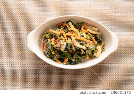 Sesame with spinach 106081570