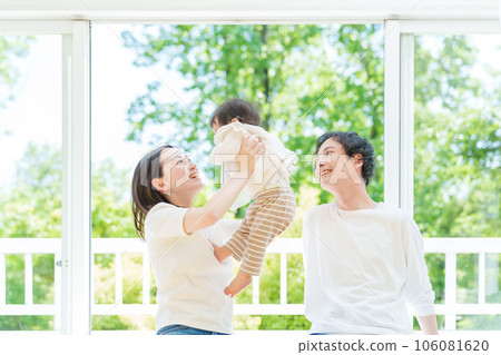 媽媽舉起嬰兒 106081620