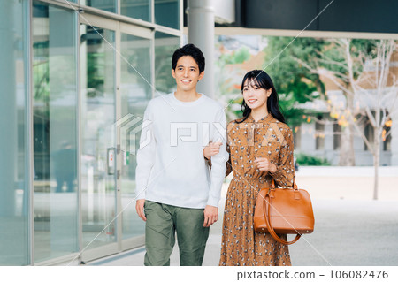 A couple going out (couple) 106082476