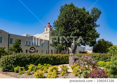 Sunny exterior view of the Ponca City City Hall 106083186