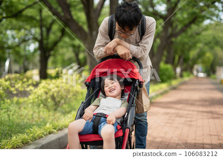 father talking to child father talking to child 106083212