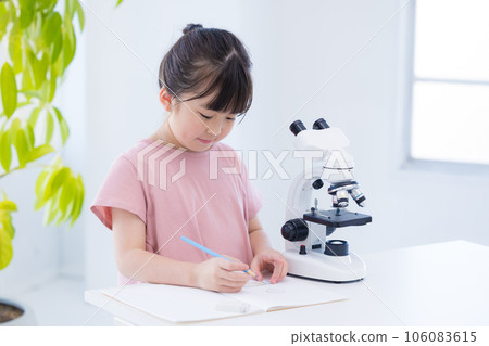 用顯微鏡學習的小學生 106083615