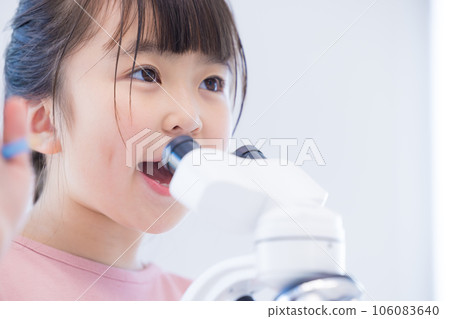 Elementary school girl studying with a microscope 106083640