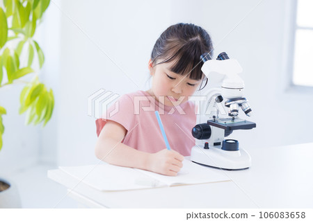 Elementary school girl studying with a microscope Elementary school girl studying with a microscope 106083658