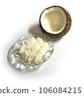 玻璃盤中的椰子胚乳和破裂的椰子 106084215