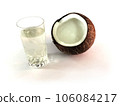 玻璃杯中的椰子水和破裂的椰子 106084217
