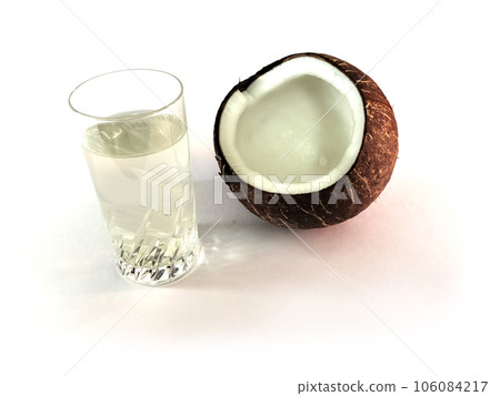 玻璃杯中的椰子水和破裂的椰子 玻璃杯中的椰子水和破裂的椰子 106084217