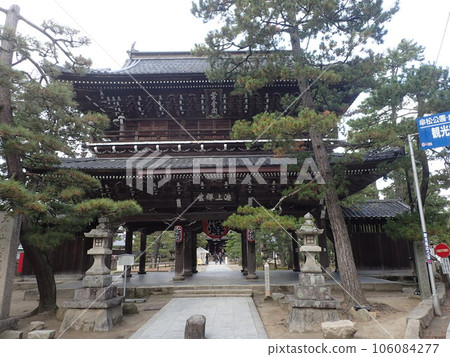 知恩寺位於京都府宮津市天橋立以南，是臨濟宗妙心寺的寺廟，也被稱為桐人、久世人、智慧文殊。 106084277