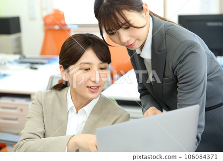 接受前輩建議的新上班族形象 接受前輩建議的新上班族形象 106084371
