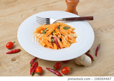 意大利食品,意大利通心粉,意大利通心粉。番茄醬、辣椒和磨碎的奶酪。 意大利食品,意大利通心粉,意大利通心粉。番茄醬、辣椒和磨碎的奶酪。 106084467