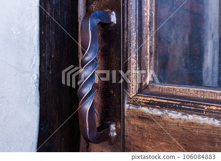 Fashionable twisted doorknob of a famous restaurant 106084883