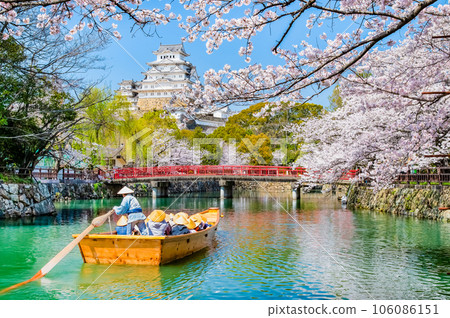 Himeji Castle with cherry blossoms in full bloom ~Shiromi Bridge and Japanese boat~ 106086151