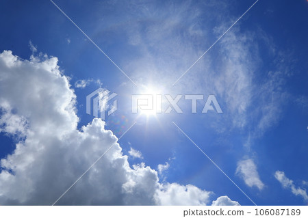 太陽,藍天和白色雲彩 太陽,藍天和白色雲彩 106087189