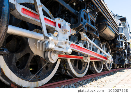 A D51 steam locomotive preserved in front of Matto Station on the Hokuriku Main Line with a clear blue sky｜Hakusan City, Ishikawa Prefecture 106087338