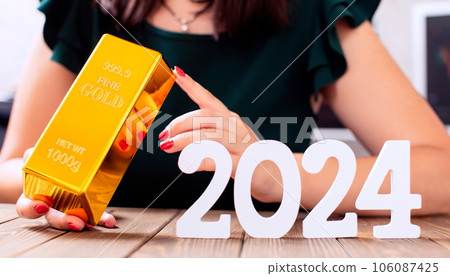 The idea of investing money in 2024, the girl chooses gold as capital is saved . 106087425