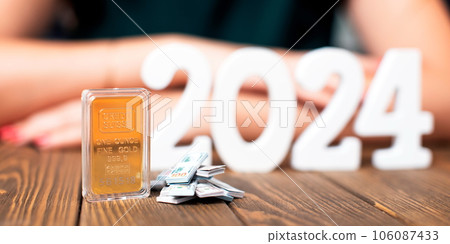 The idea of investing money in 2024, the girl chooses gold as capital is saved . 106087433