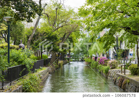 [Urban landscape] Relaxing spot full of greenery Okayama City Nishikawa Ryokudo Park 106087578