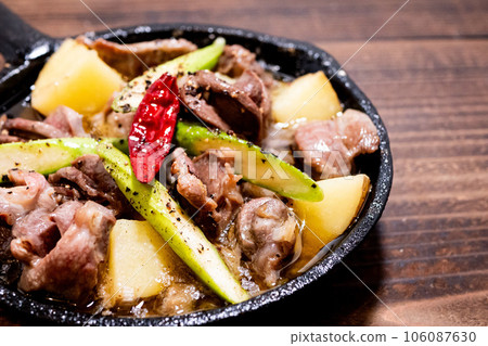 在一張木桌上的煎鍋胗阿吉洛 在一張木桌上的煎鍋胗阿吉洛 106087630